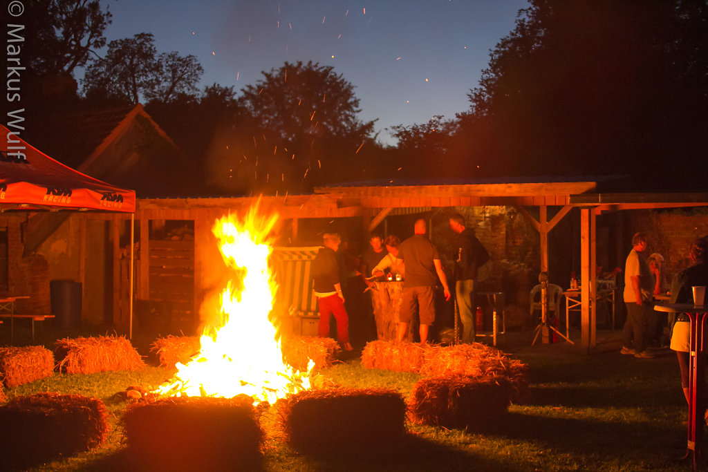 Runde Sache ums Feuer