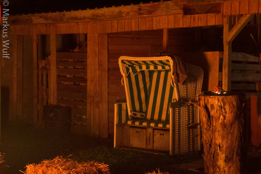 Strandkorb mit Lagerfeuer