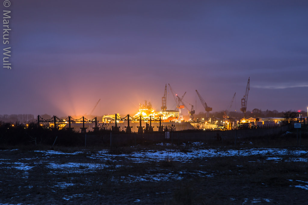 Werft bei Nacht